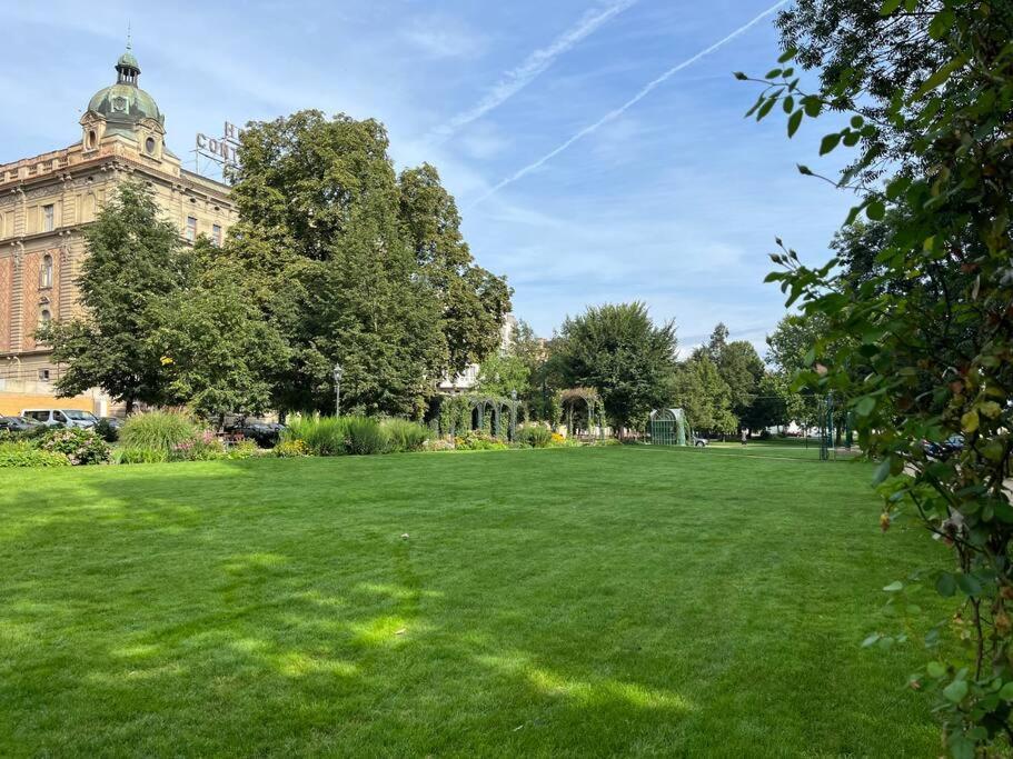 Apartment In Historical Center With Park View Plzen Luaran gambar